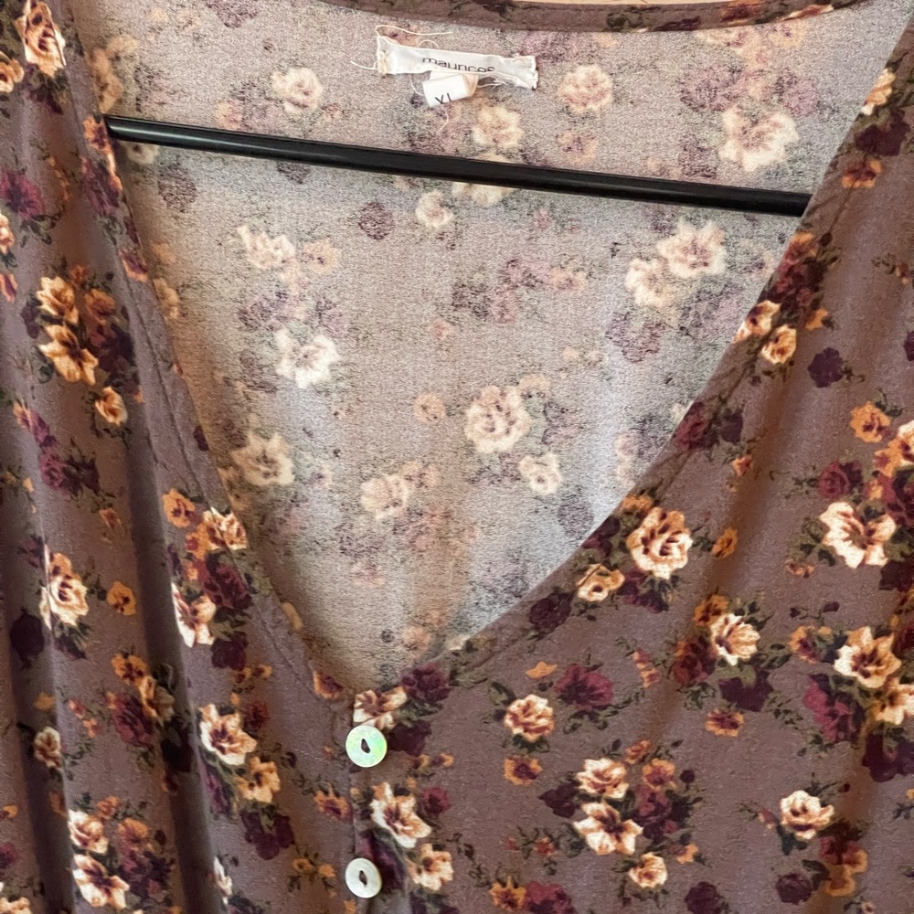 Maurice’s floral shirt size XL fits a L also